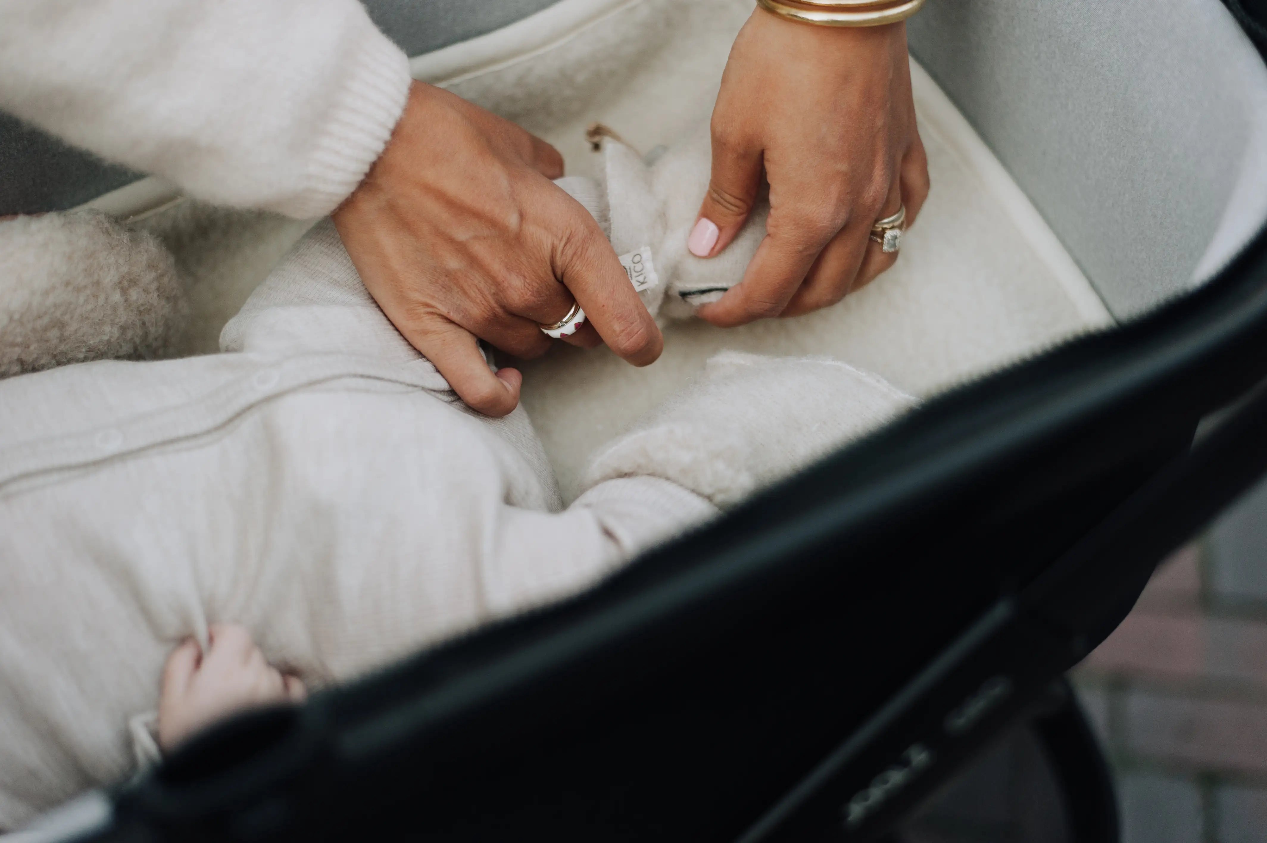 Baby met wollen slofjes op een wollen onderleger